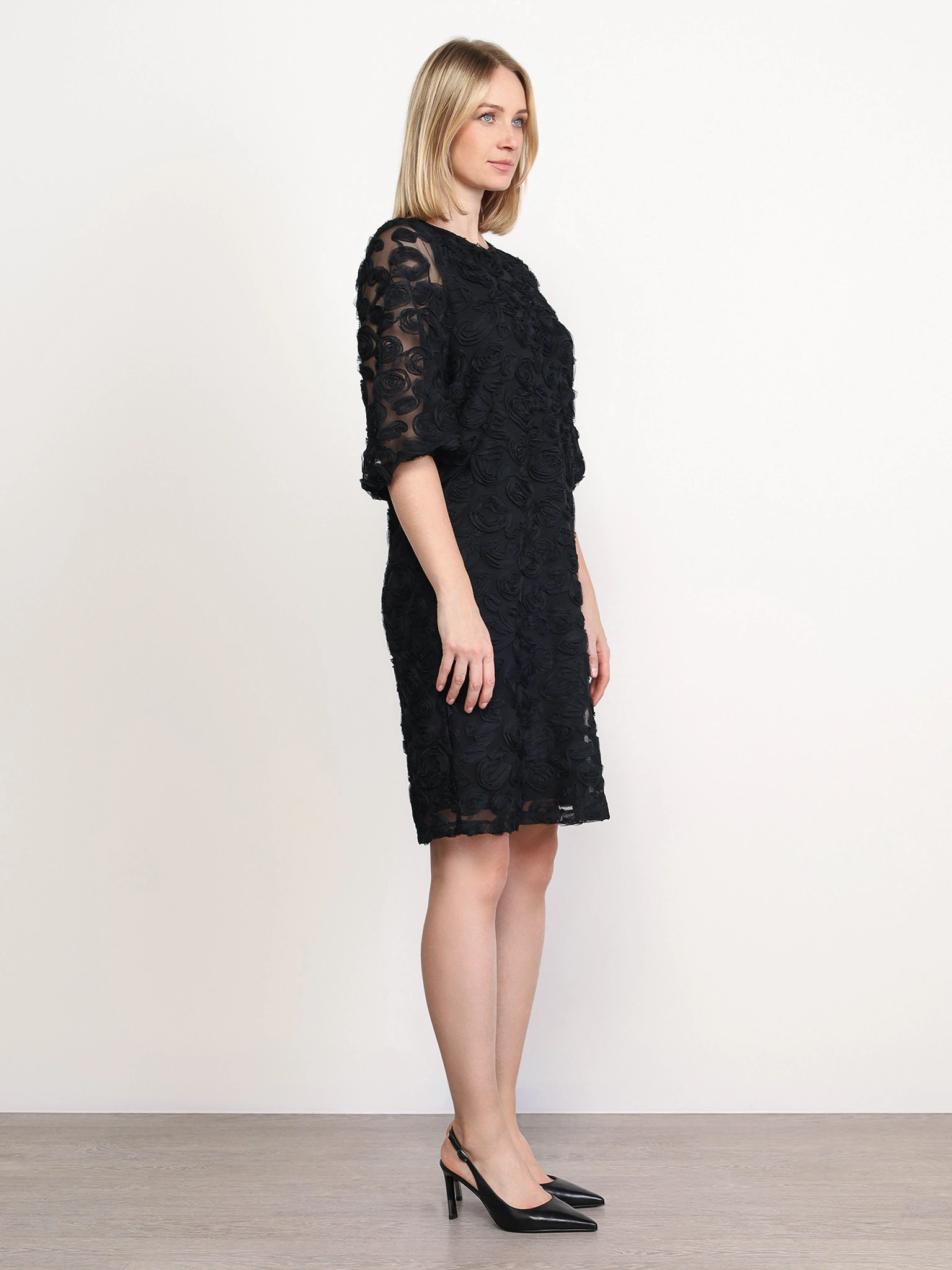 Платье черного цвета из фактурного трикотажа